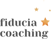 A green banner with stars and the words " viducia coaching ".